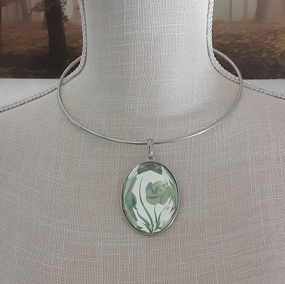 C 1945 Jewelry - Floral Pendant Silver Tone Circle Necklace (C 1945)